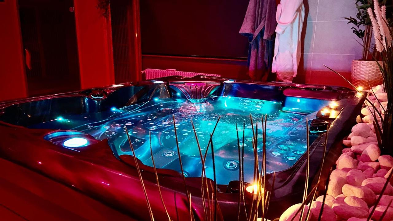 Suite Avec Jacuzzi Et Sauna Privee إفرو المظهر الخارجي الصورة